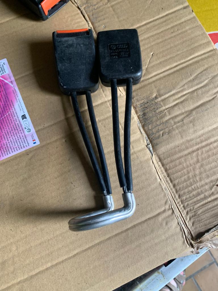 Boucle de ceinture arriéré VOLKSWAGEN Golf 3 LesAnciennes.com