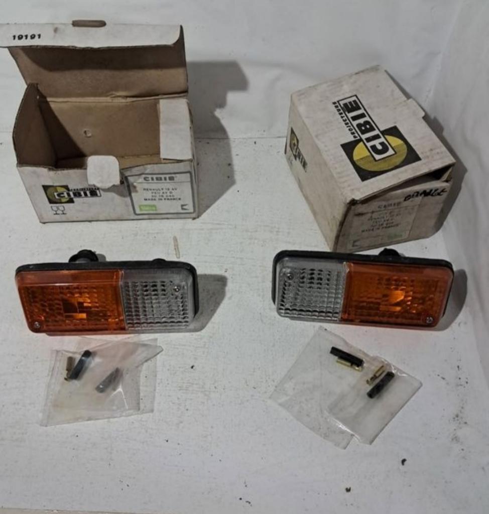 Paire de clignotants avants pour RENAULT 12 (R12) LesAnciennes.com