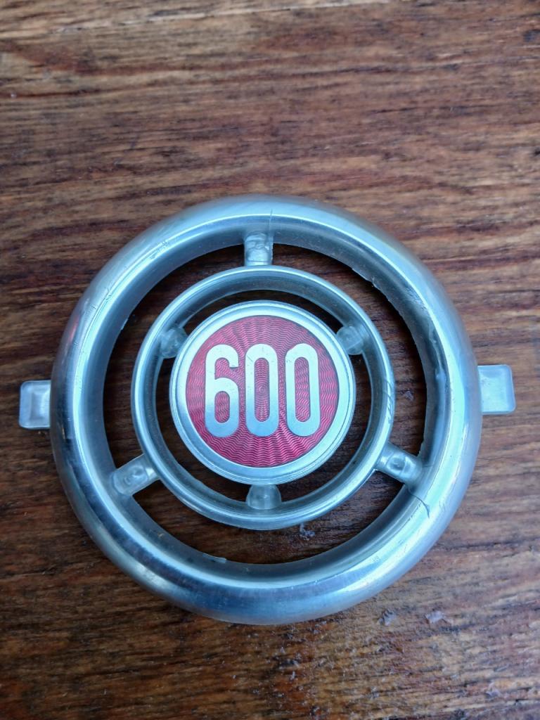 Logo FIAT 600 LesAnciennes.com