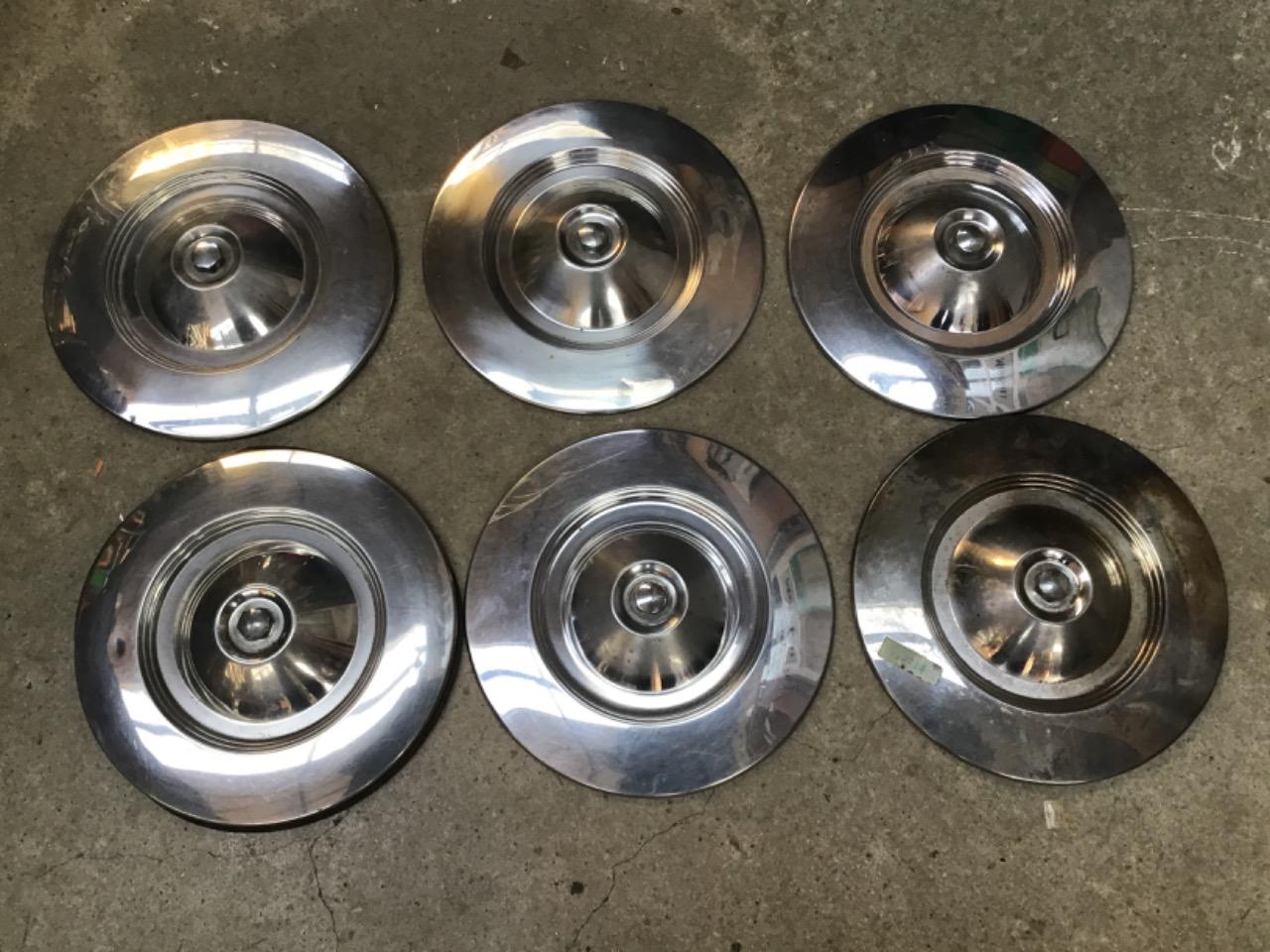 ENJOLIVEURS DE ROUE PEUGEOT 504 LesAnciennes.com