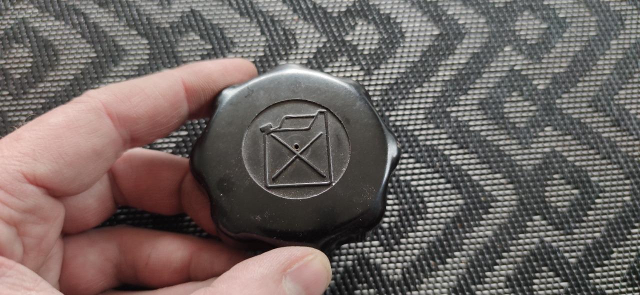 Bouchon d'essence / réservoir RENAULT 4 (R4) LesAnciennes.com