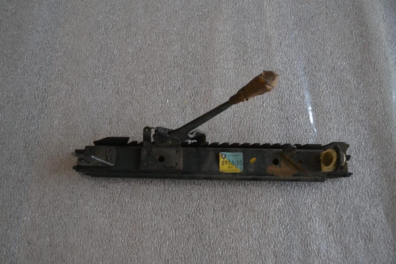 Glissière G siège AV G PEUGEOT 204 304 LesAnciennes.com