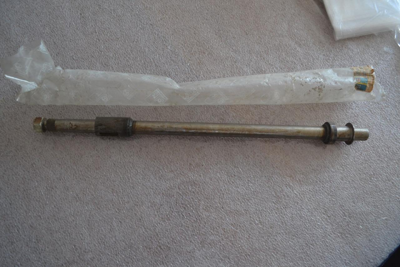 Axe supérieur colonne direction PEUGEOT 504 LesAnciennes.com
