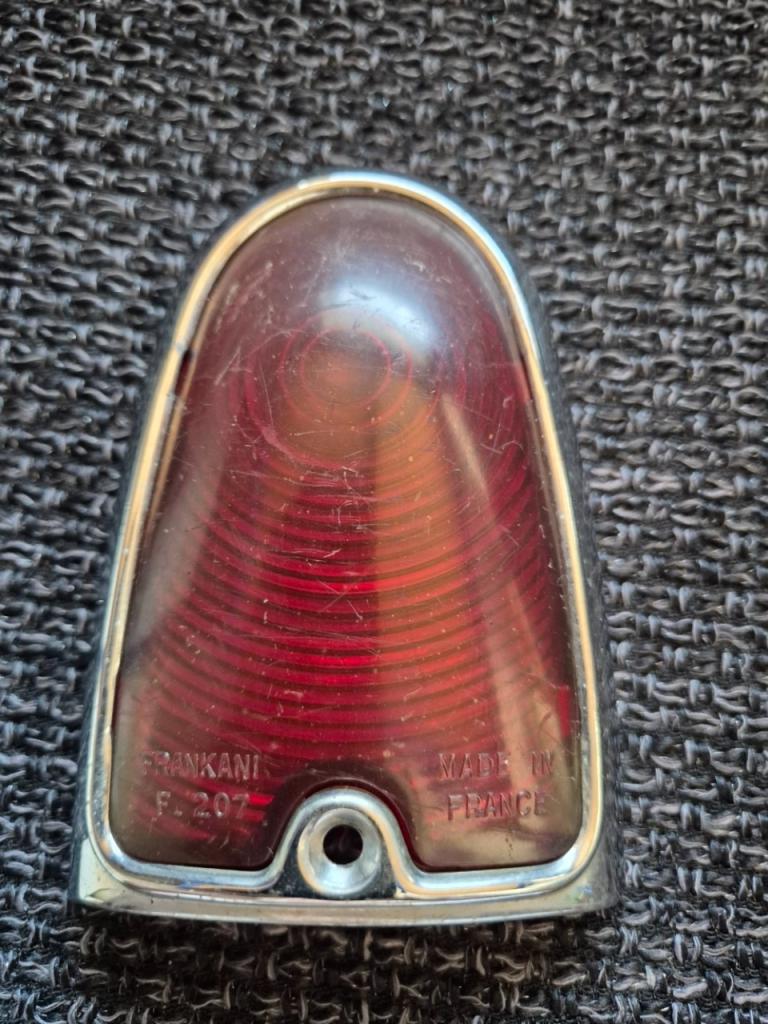 Feu arrière partie haute pour PEUGEOT 403 berline LesAnciennes.com