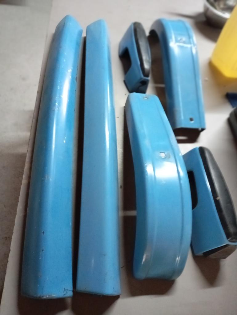 éléments pare-chocs Renault 8 LesAnciennes.com