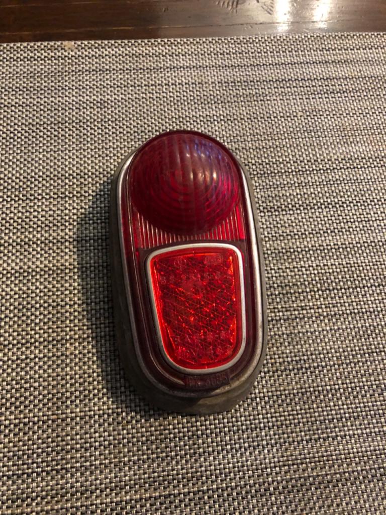 Feu arrière RENAULT Dauphine alpine a108 LesAnciennes.com