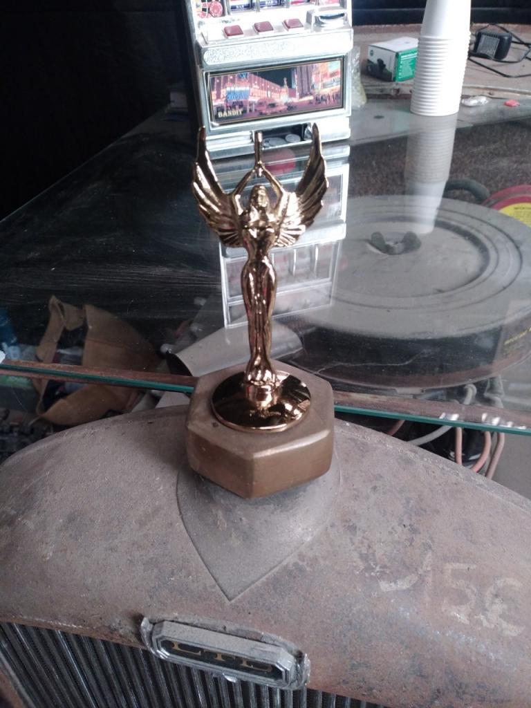 Mascotte FORD A Mascotte femme LesAnciennes.com