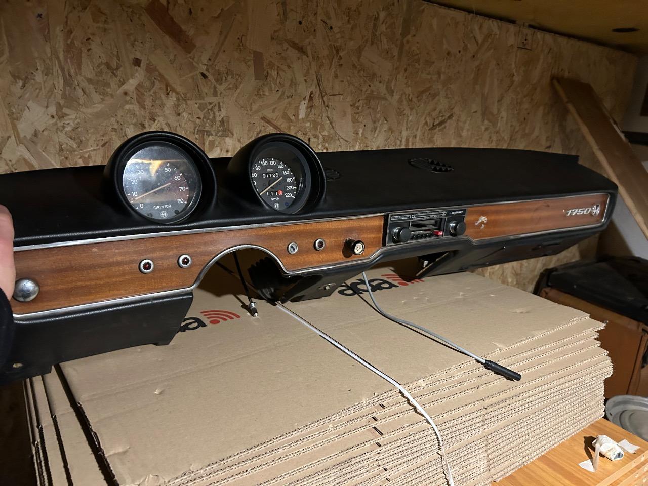 Tableau de bord ALFA ROMEO 1750 Berlina LesAnciennes.com