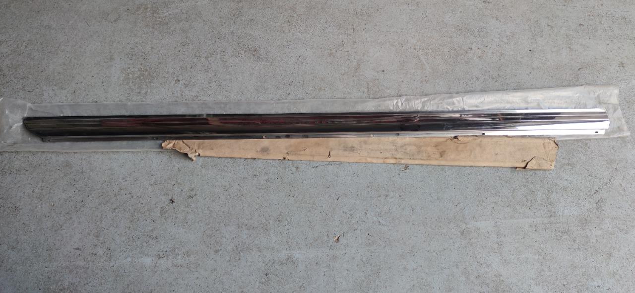 Moulure bas de caisse gauche inox SIMCA 1301 1501 LesAnciennes.com