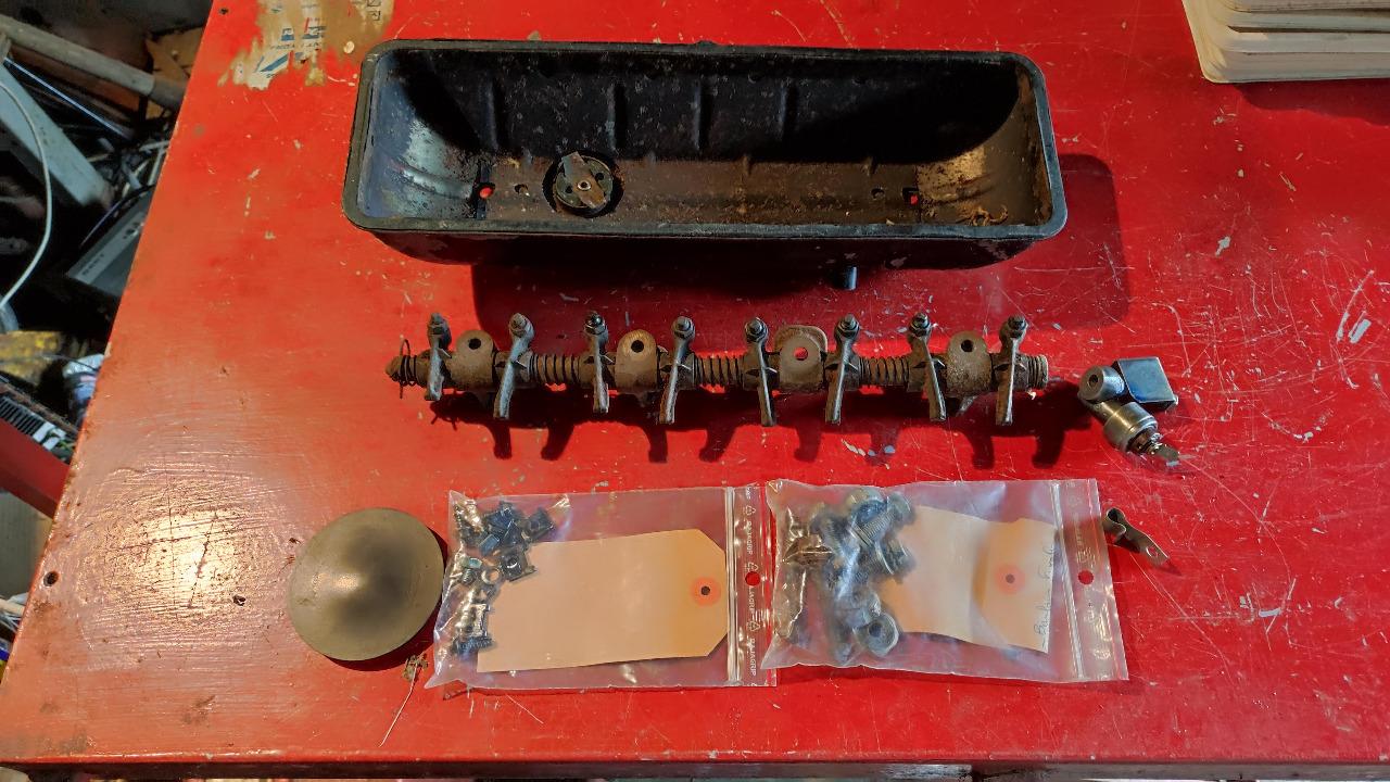 Culbuteurs, cache-culbuteurs, sonde Renault R8 LesAnciennes.com