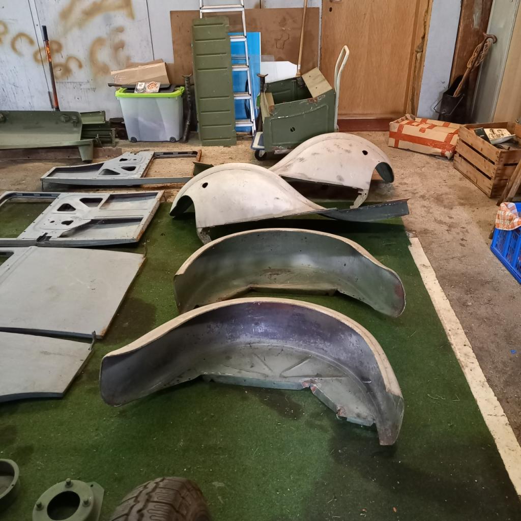 Lot de pièces PEUGEOT 201 limousine LesAnciennes.com