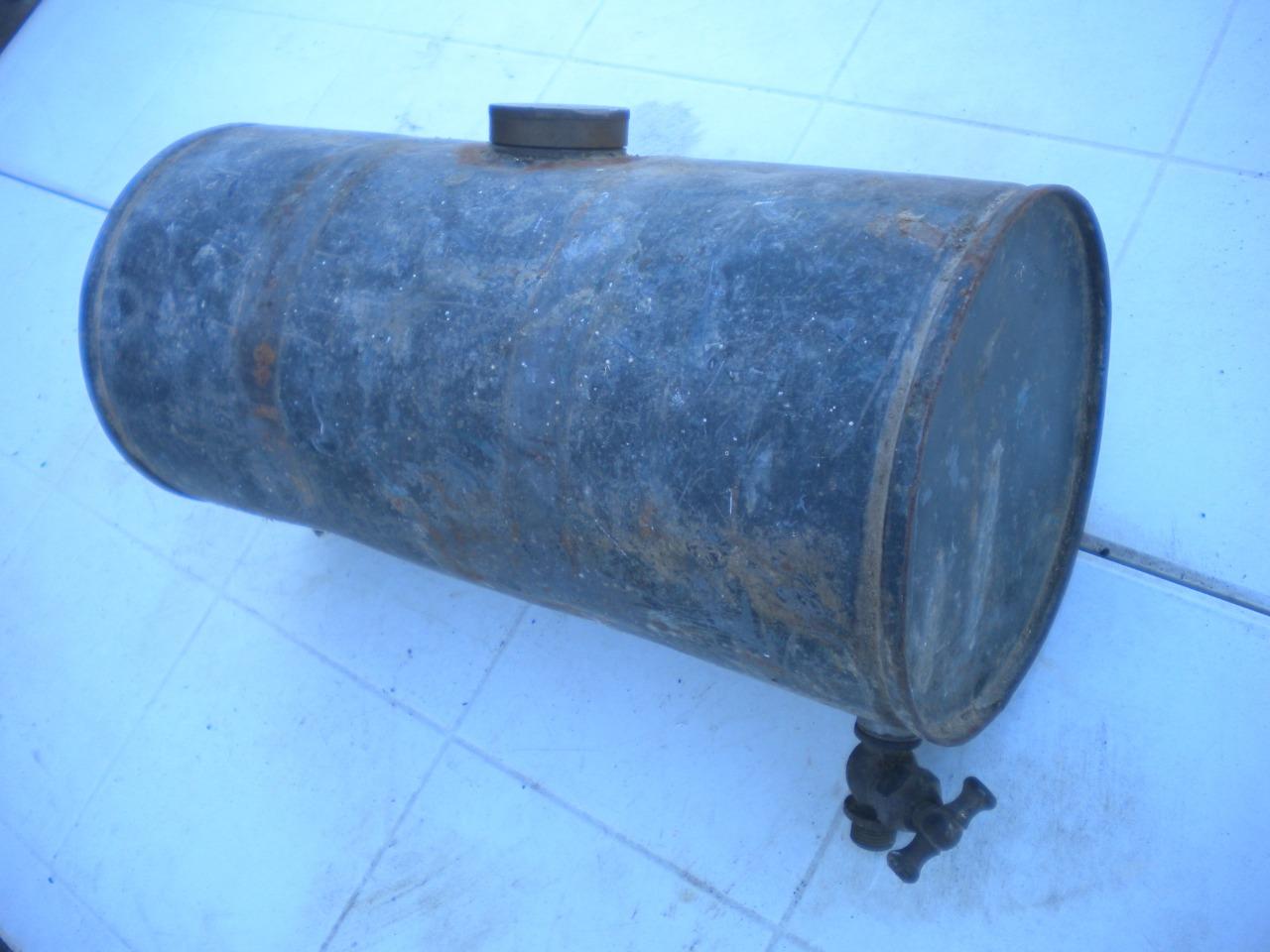 Réservoir cylindrique véhicule ancien LesAnciennes.com