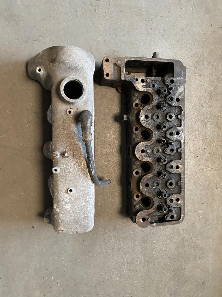 MERCEDES 200 D 220d culasse LesAnciennes.com