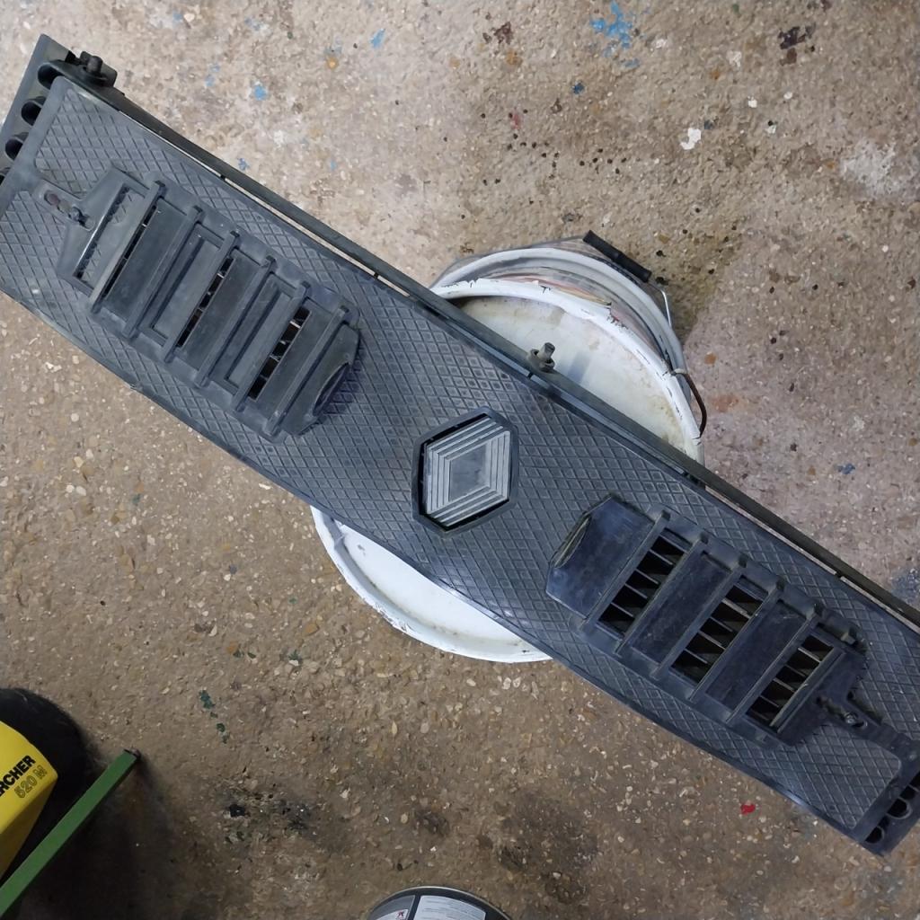 Protège calandre RENAULT 30 (R30) Ts LesAnciennes.com