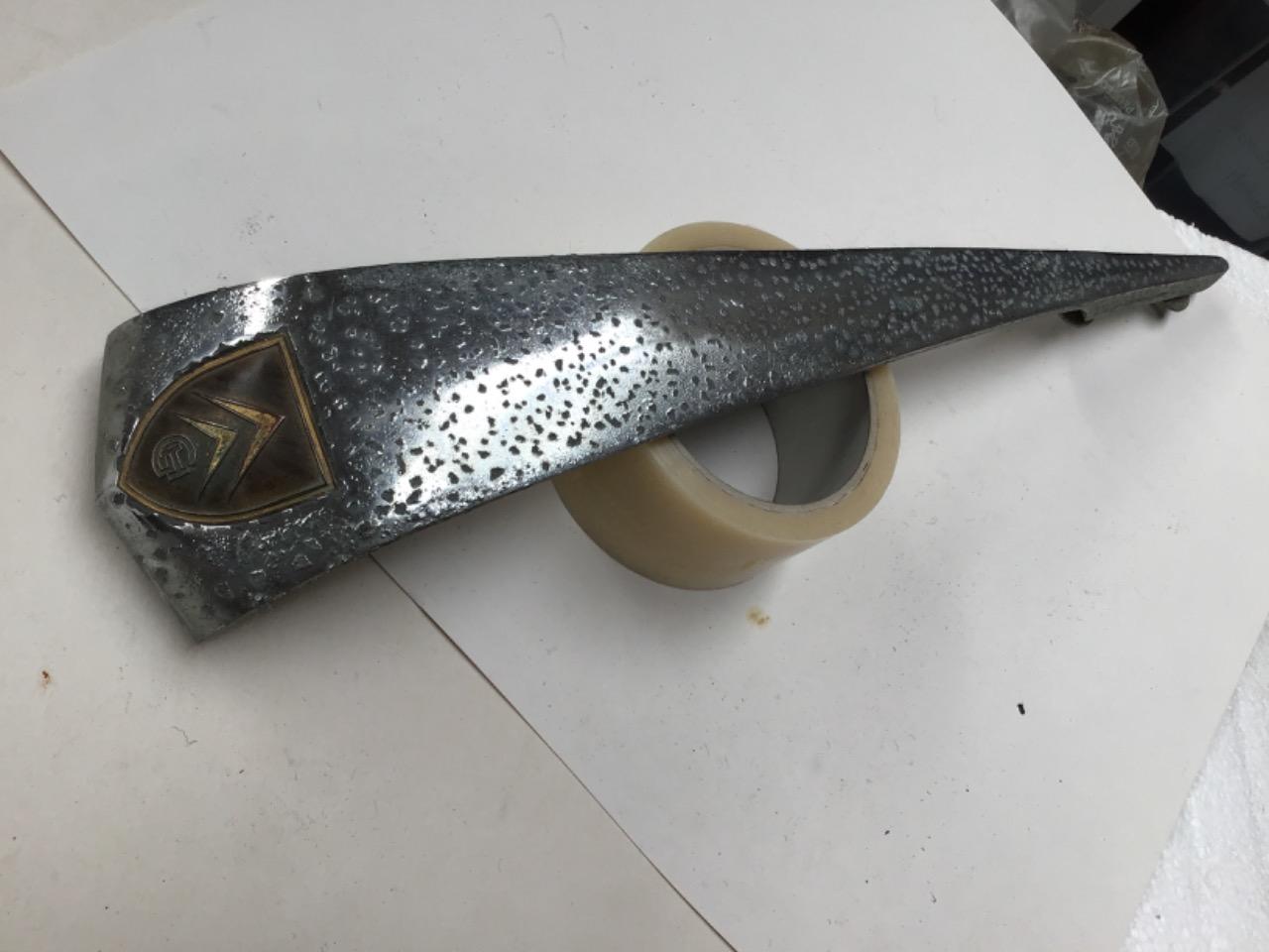 FLAMME DE CAPOT GH CITROEN DS ID LesAnciennes.com