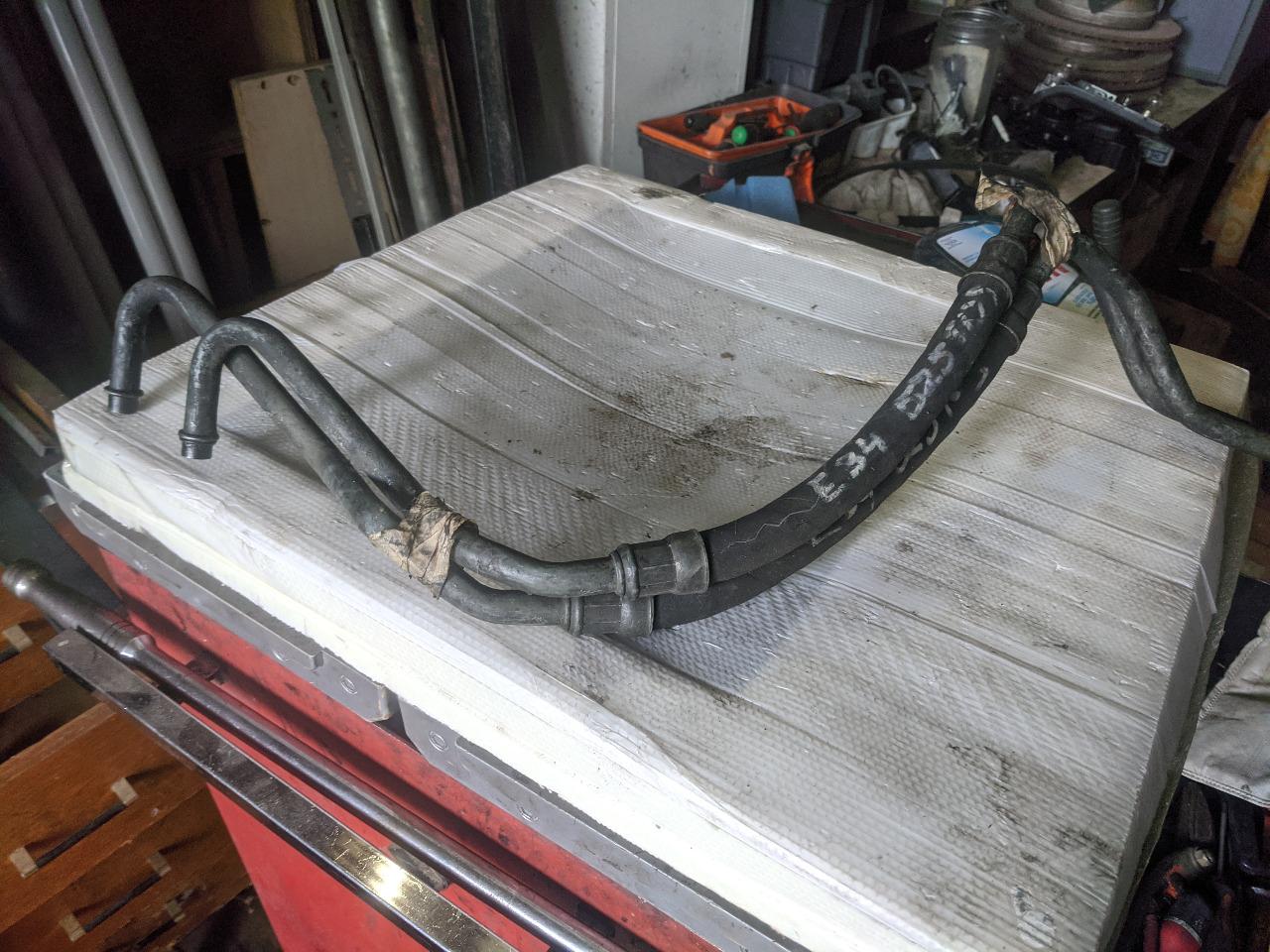 Tuyau pression radiateur à huile BMW E 34 525 TDS LesAnciennes.com