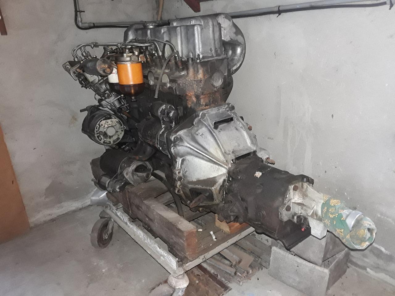 Pièces OPEL Rekord 2100 diesel plus un moteur comp LesAnciennes.com