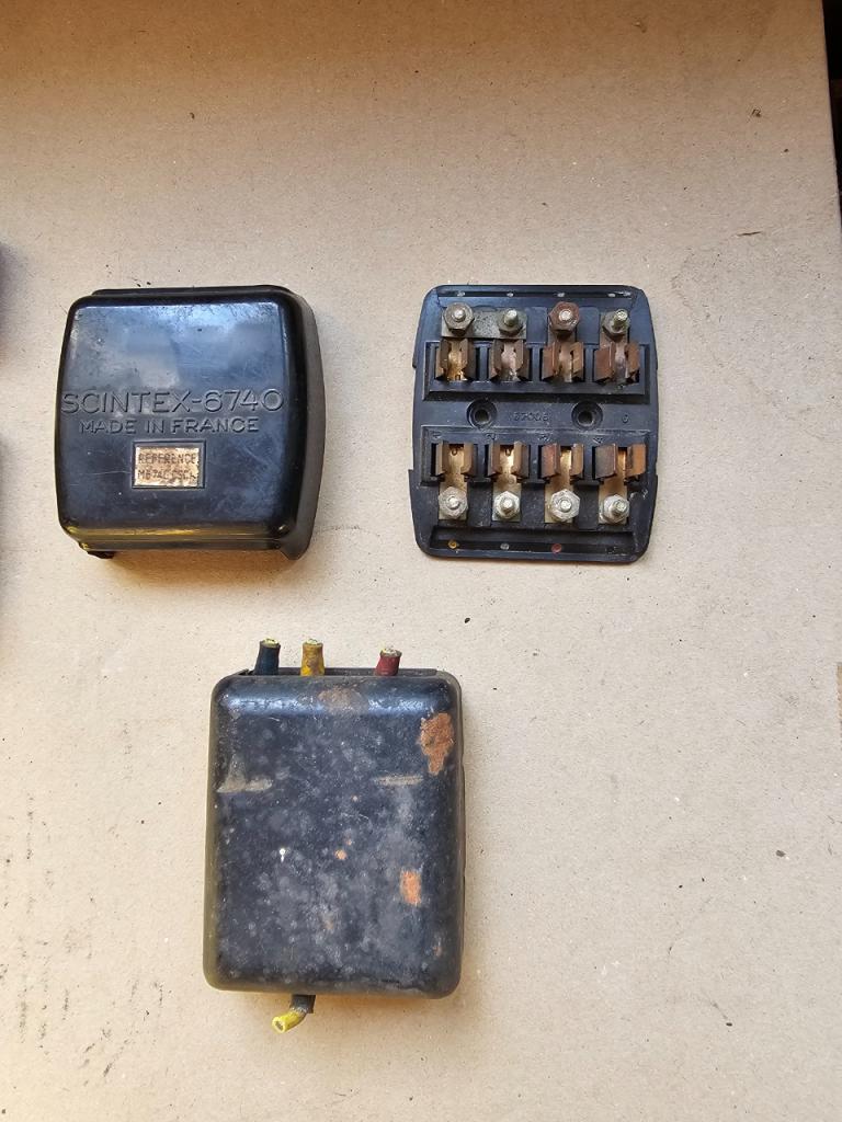 Support et cache fusible Citroën DS LesAnciennes.com