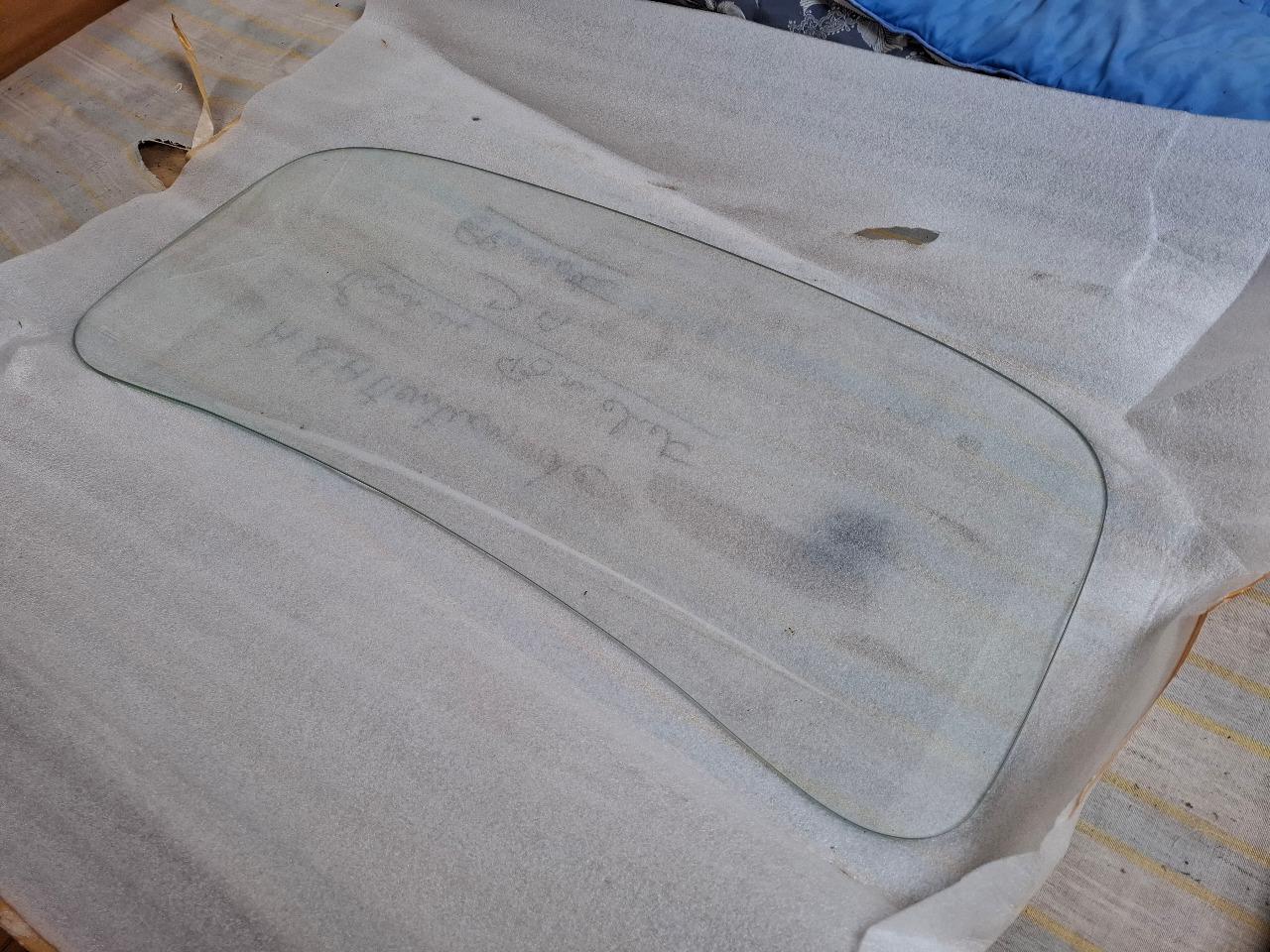 Pare brise RENAULT 4CV LesAnciennes.com