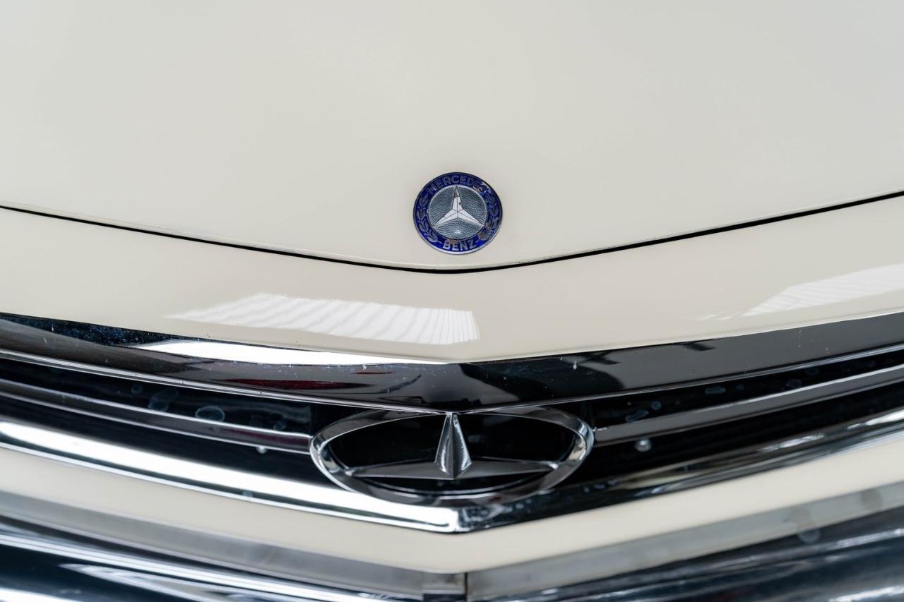 MERCEDES 250 SL Pagode - 1967 LesAnciennes.com