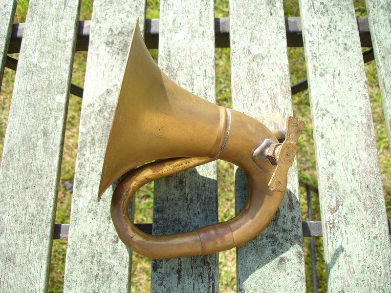 Ancien klaxon trompette laiton cornet LesAnciennes.com