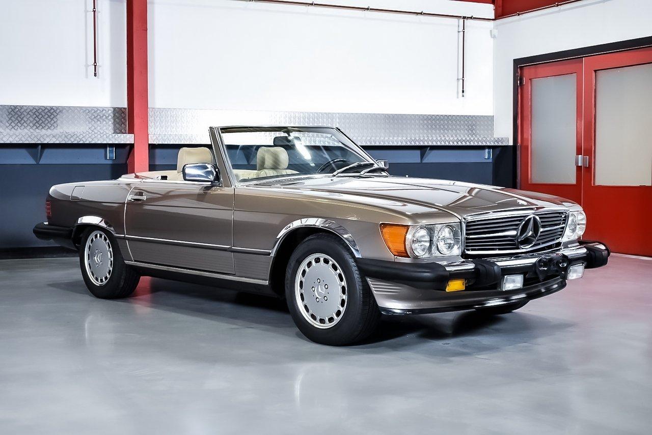 1988 Mercedes-Benz 560SL (R107) LesAnciennes.com