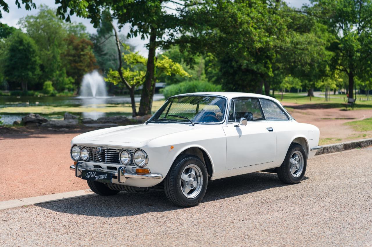 ALFA ROMEO Giulia GT Veloce Bertone - 1972 LesAnciennes.com