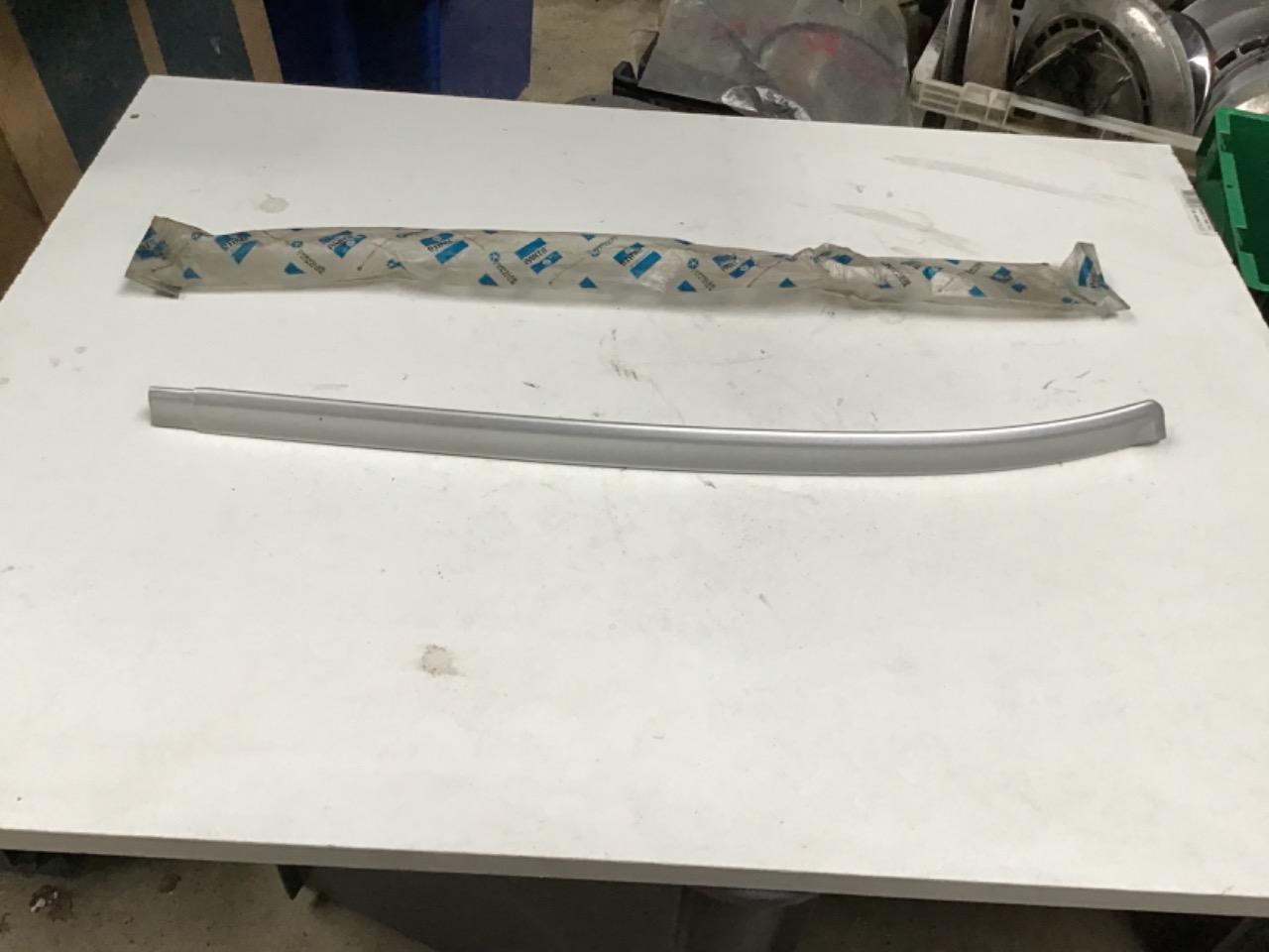 BAGUETTE NEUVE CHRYSLER LesAnciennes.com