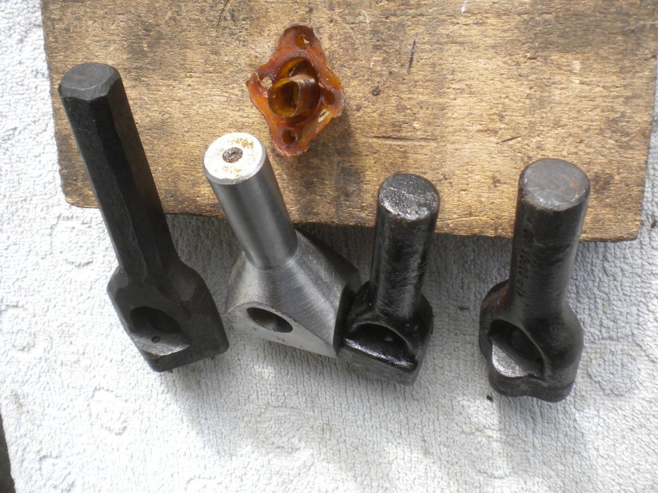 4 outils anciens emporte pièce LesAnciennes.com