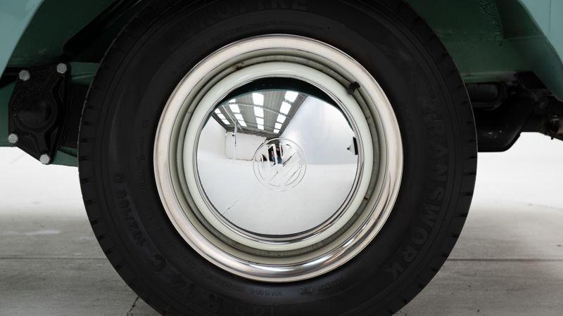 VOLKSWAGEN T1 Kombi 21 Windows - 1964 LesAnciennes.com