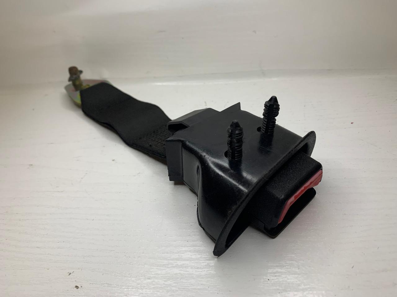 Attache sangle ceinture AR BMW E 34/32 LesAnciennes.com