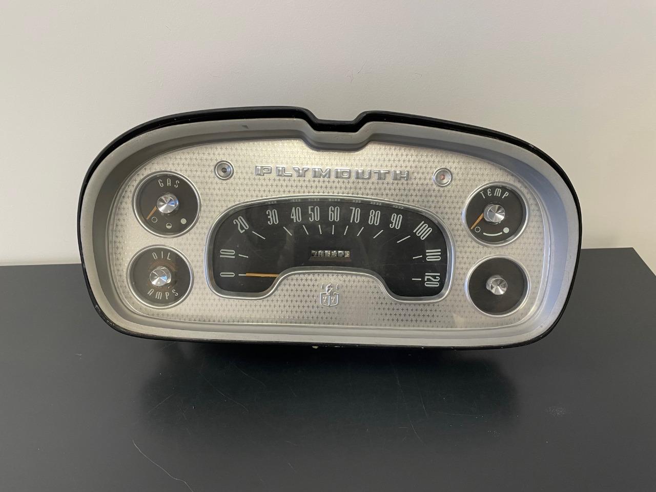 Ensemble compteur 120 miles Plymouth belvédère LesAnciennes.com