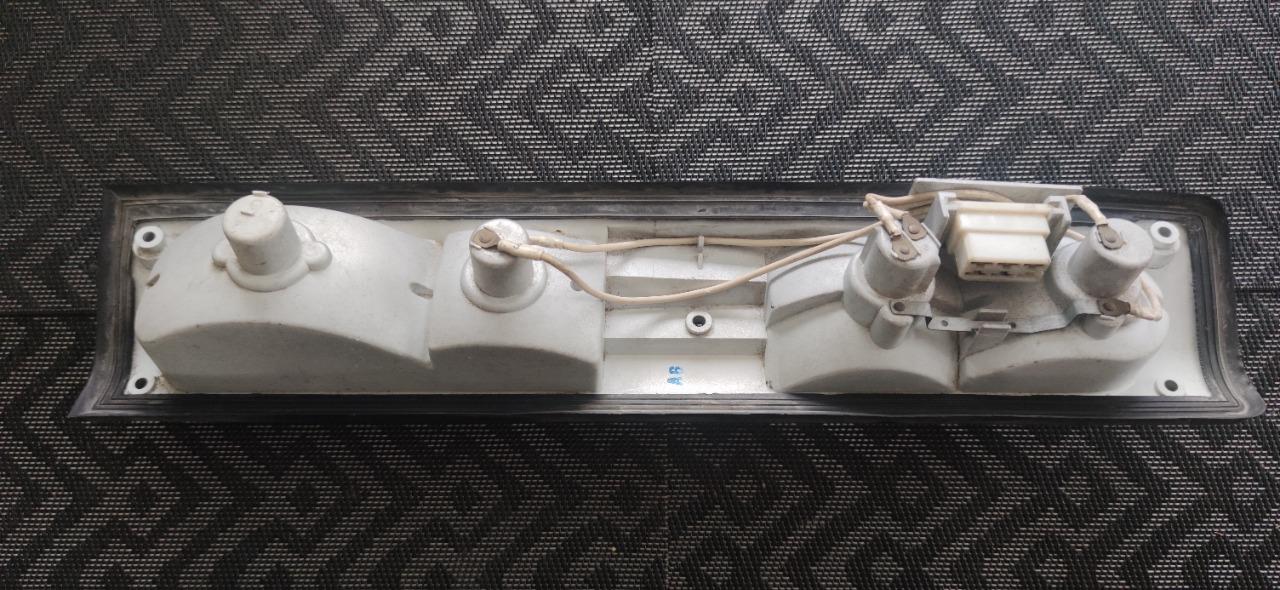Socle feu arrière RENAULT 15 (R15) 17 série 2 LesAnciennes.com