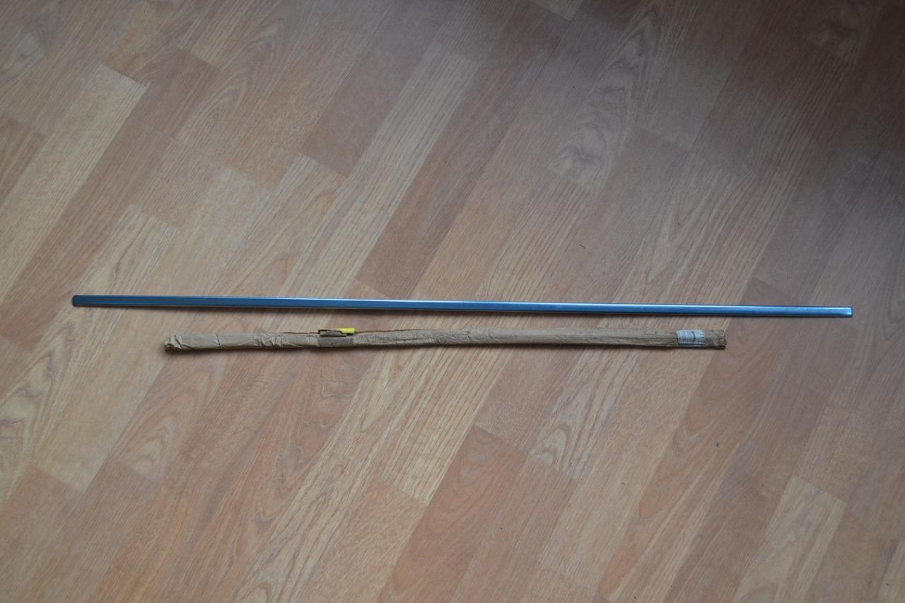 Baguette porte AV DTE/G PEUGEOT 204 304 LesAnciennes.com