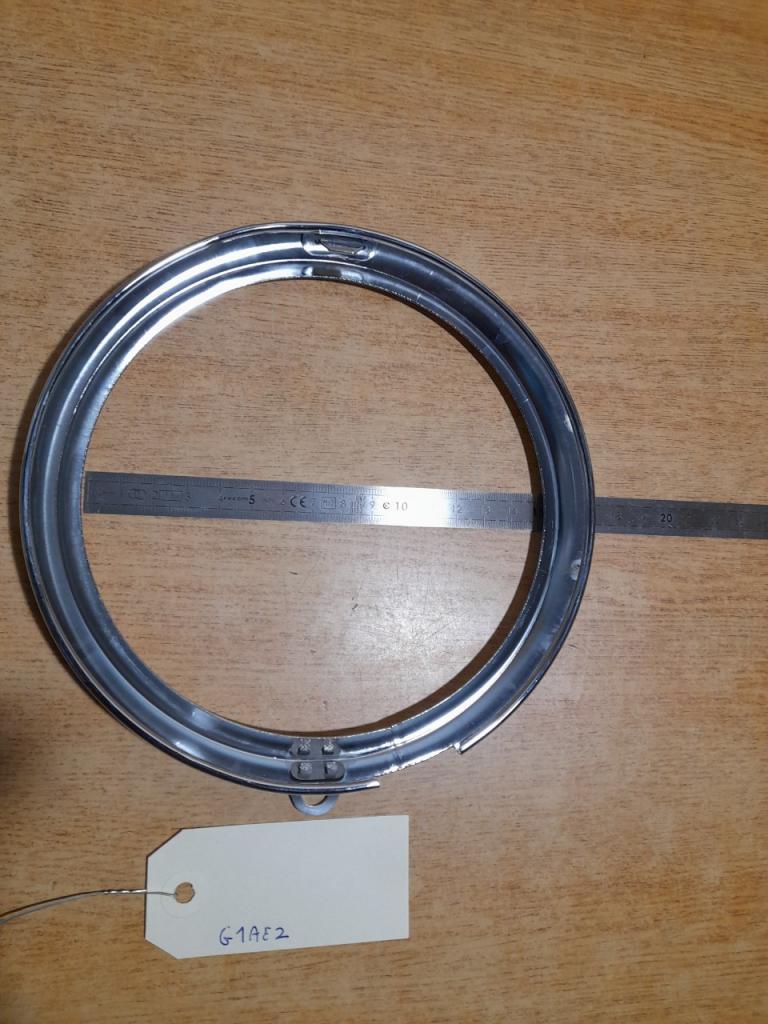 Cerclage de phare Renault 8 R8 dauphine ondine LesAnciennes.com