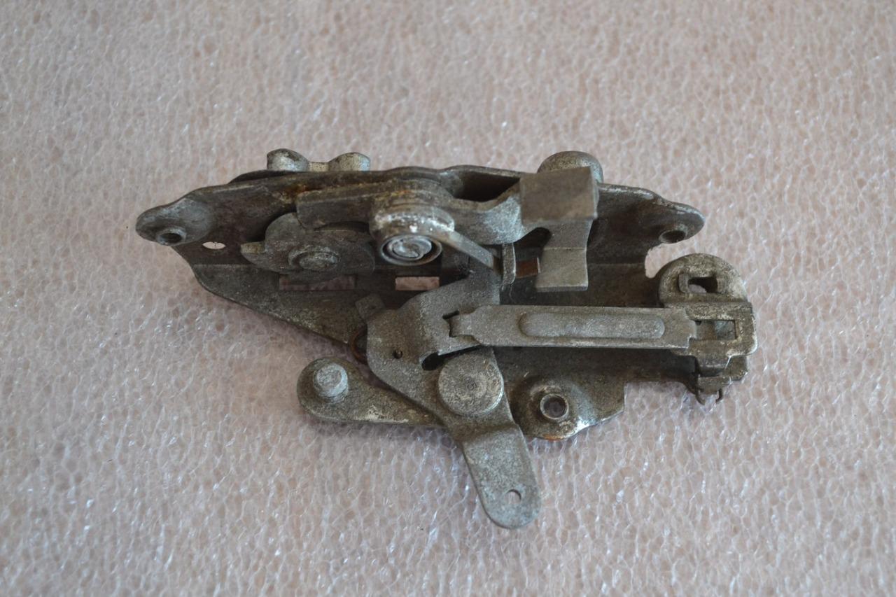 Serrure porte AV G, à rochet, PEUGEOT 403, neuve LesAnciennes.com