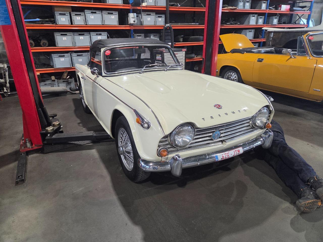 TRIUMPH TR4A - 1966 LesAnciennes.com