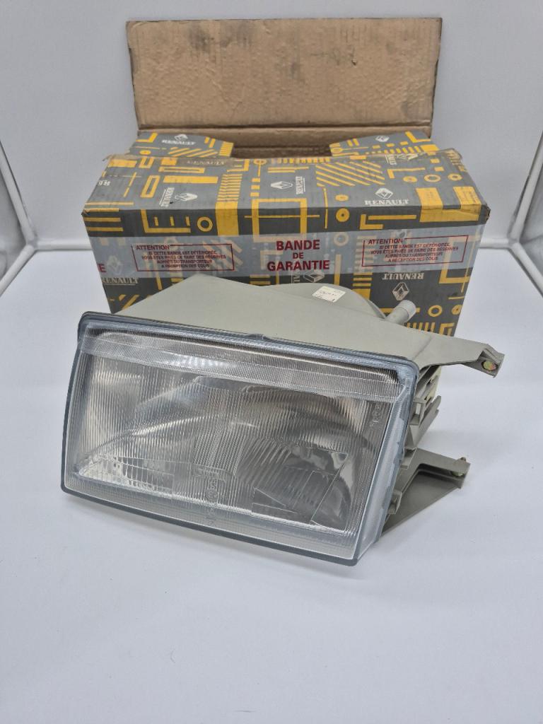 Phare AVG RENAULT 25 (R25) LesAnciennes.com