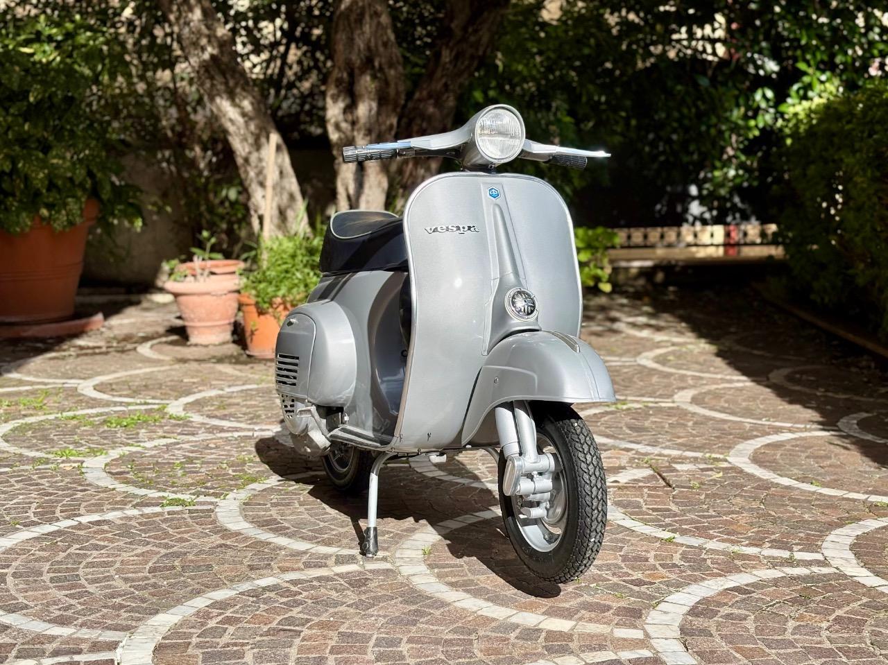 VESPA 50 - 1976 LesAnciennes.com