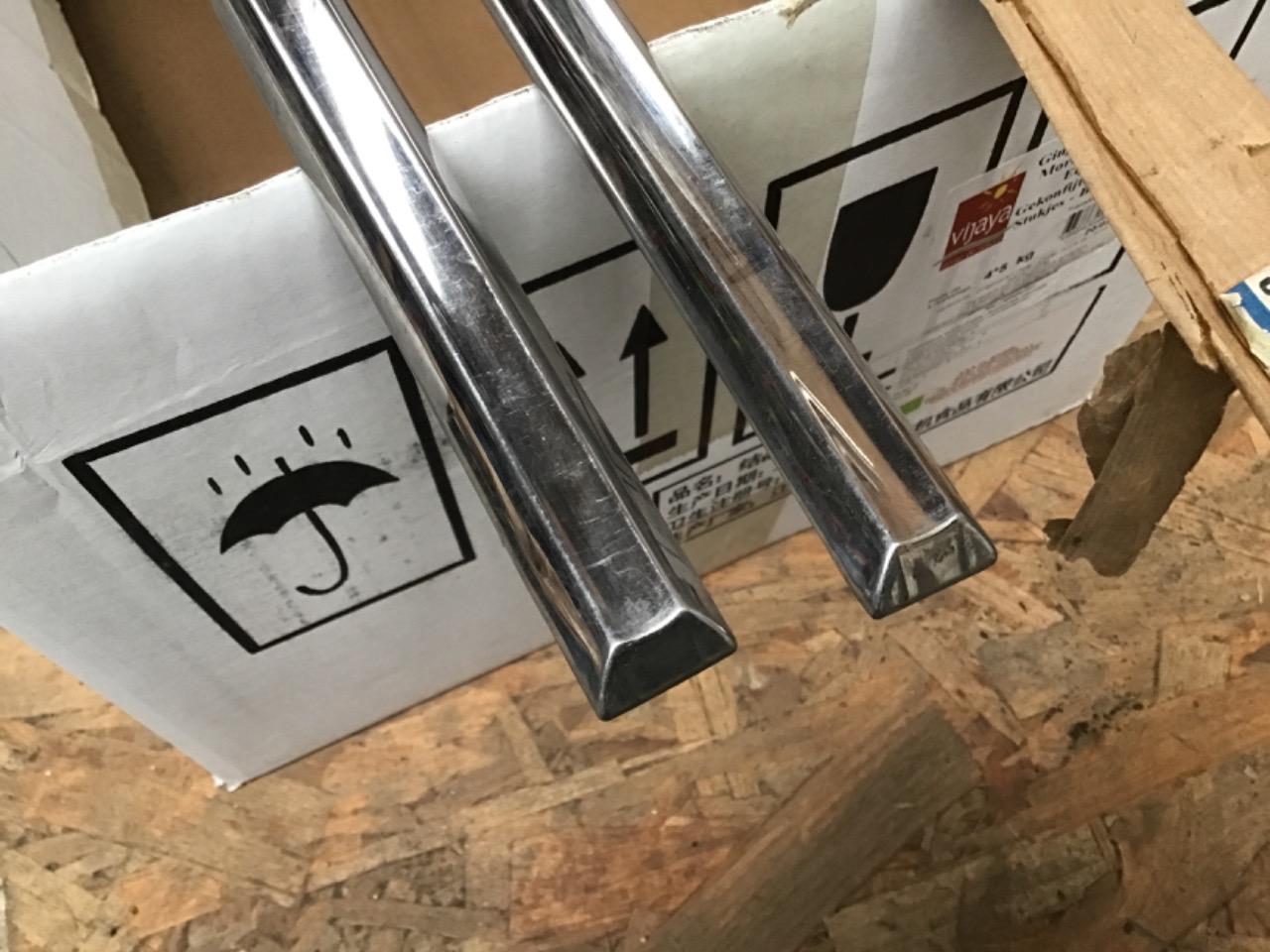 BAGUETTES D’AILE NEUVES SIMCA 28495P LesAnciennes.com