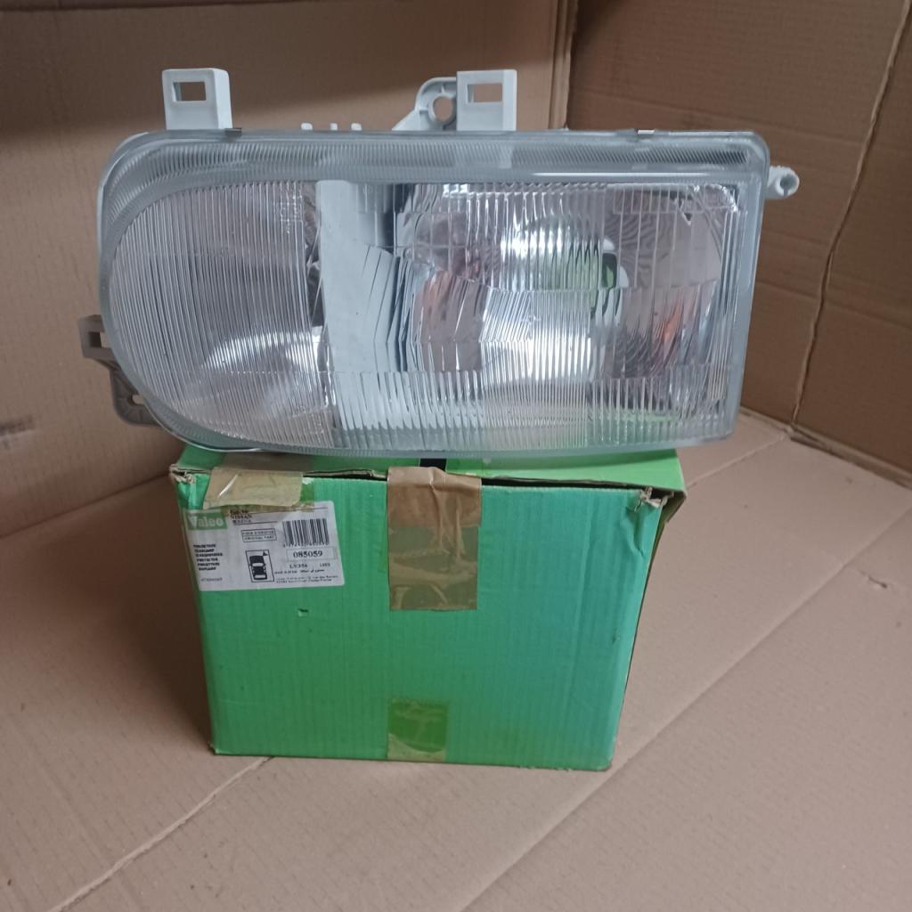 Phare avant droit Nissan Serena LesAnciennes.com