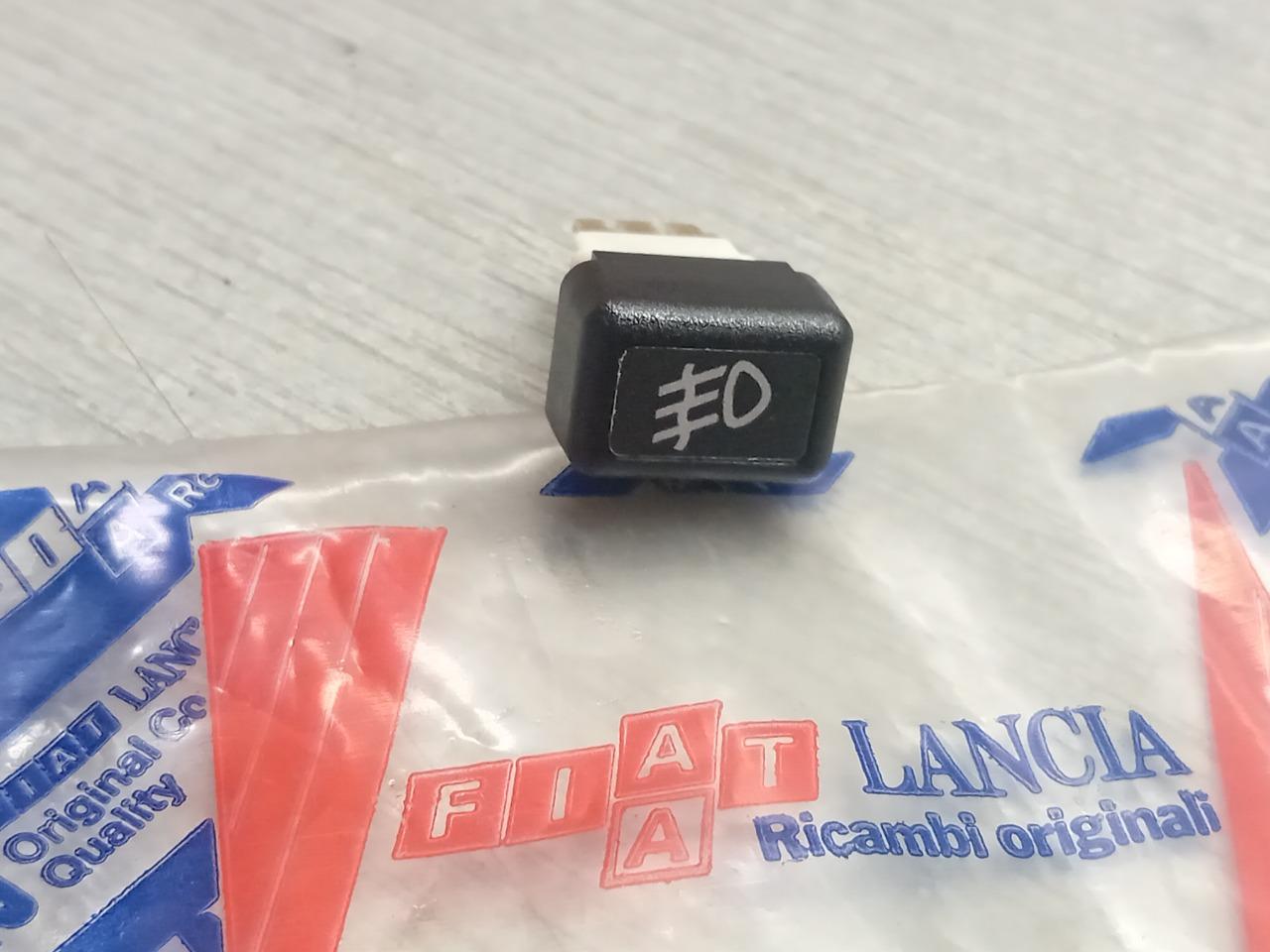 5890496 INTERRUPTEUR FEUX ANTIBROUILLARD FIAT UNO LesAnciennes.com