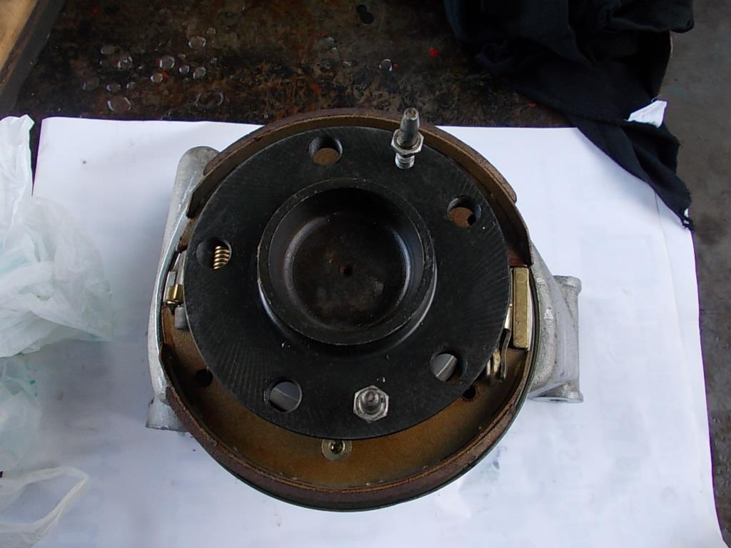 Moyeux de roue arrière Ferrari 400 LesAnciennes.com