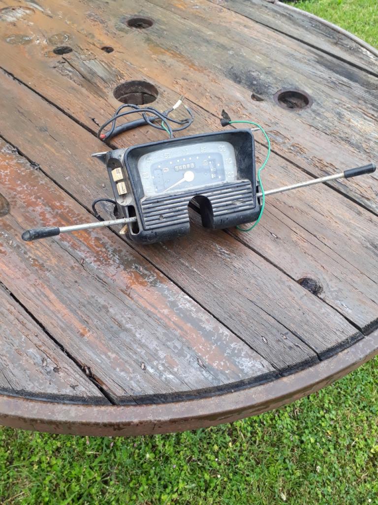 Compteur RENAULT 4 (R4) berlin LesAnciennes.com