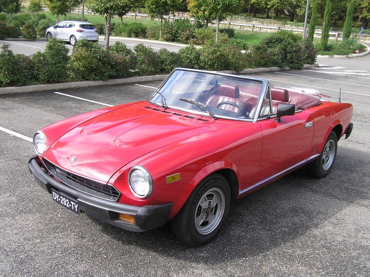 1980 Fiat 124S Spider 2.0 Injection LesAnciennes.com