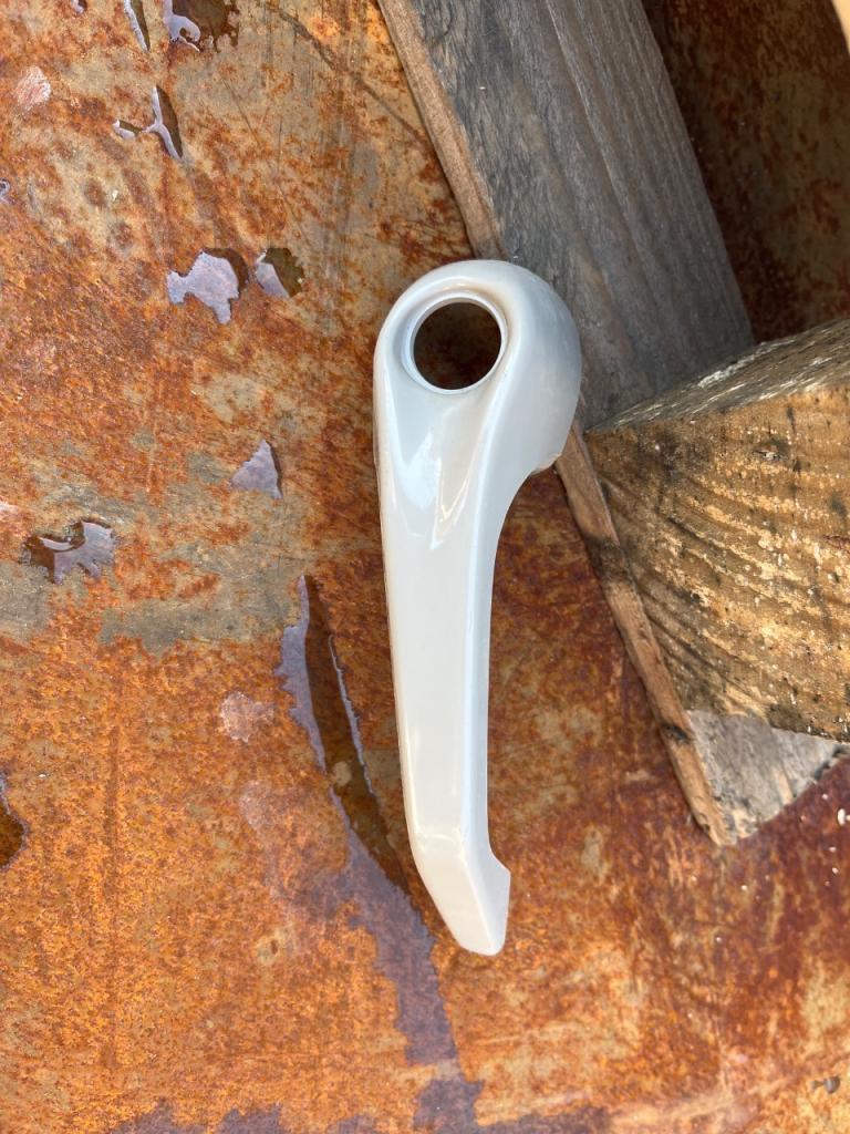 Poignée RENAULT 4L (R4L) LesAnciennes.com