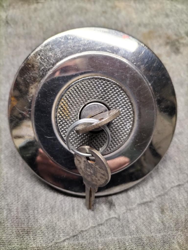 Bouchon réservoir à clé LesAnciennes.com