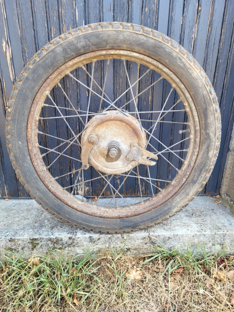 Roue ar a broche 19 pouces MONET GOYON M2V LesAnciennes.com