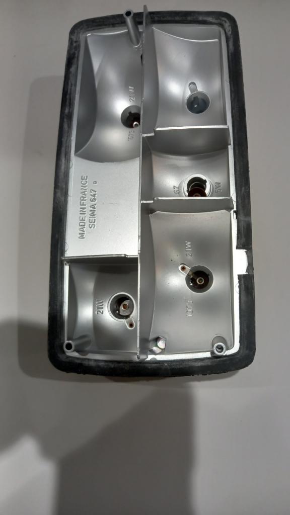 PLATINE FEU ARRIERE DROITE 304BERLINE DEPUIS 08 19 LesAnciennes.com