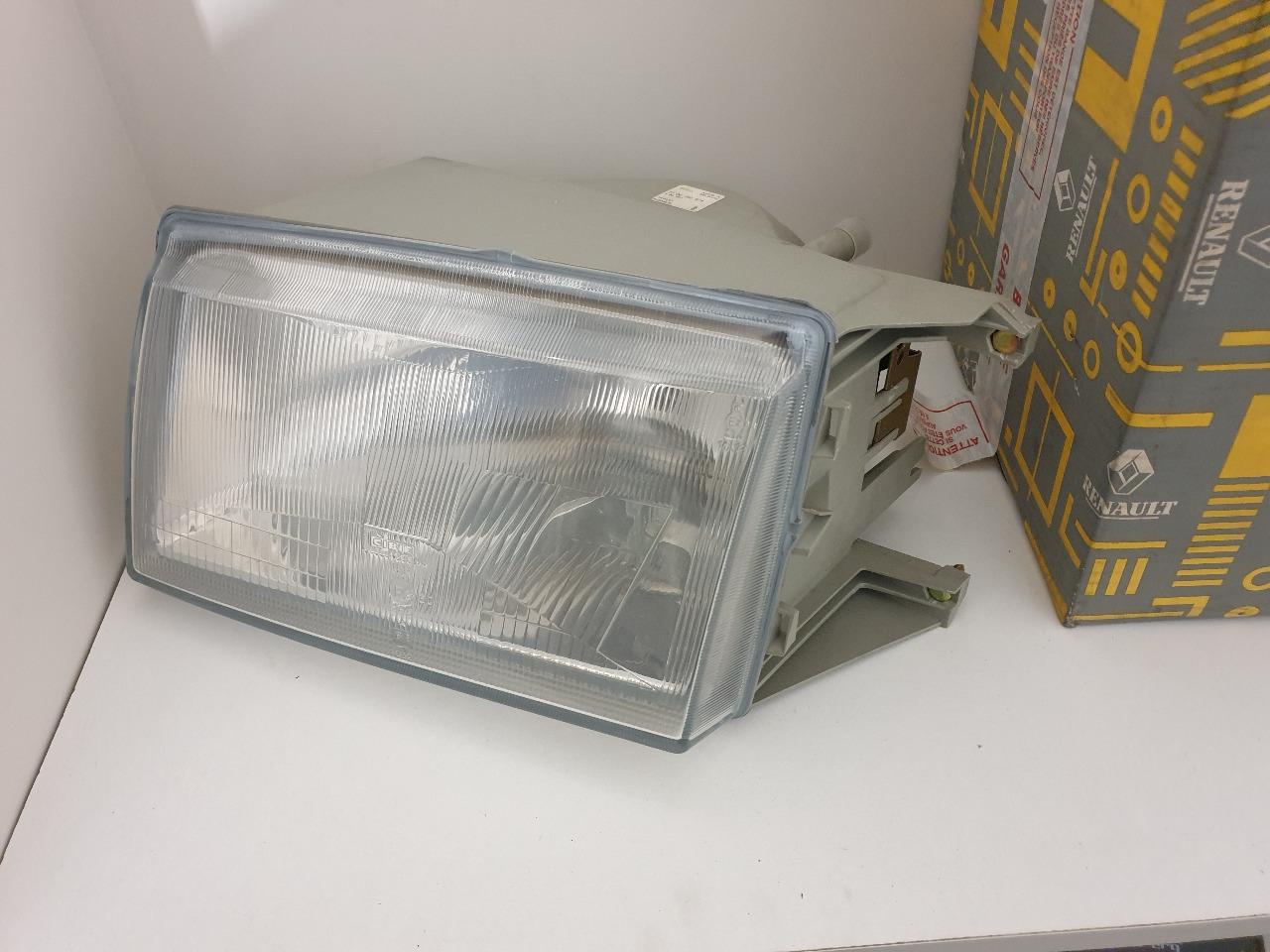 Phare AVG Renault R25 LesAnciennes.com